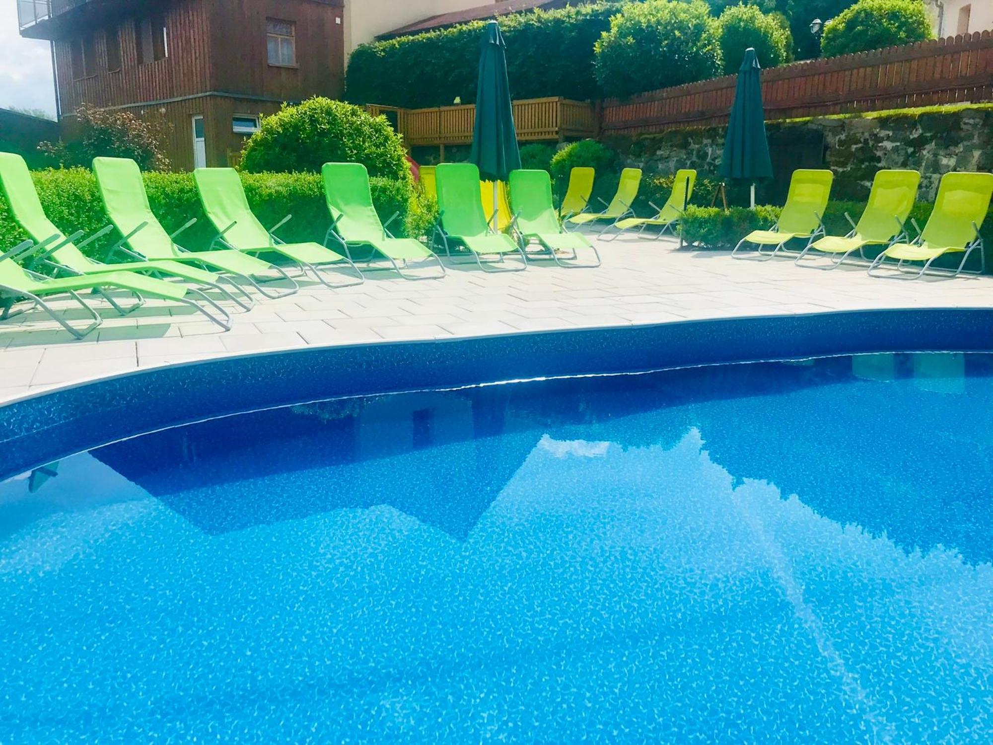 Dvur Stran & Wellness Hotel Карлови Вари Екстериор снимка