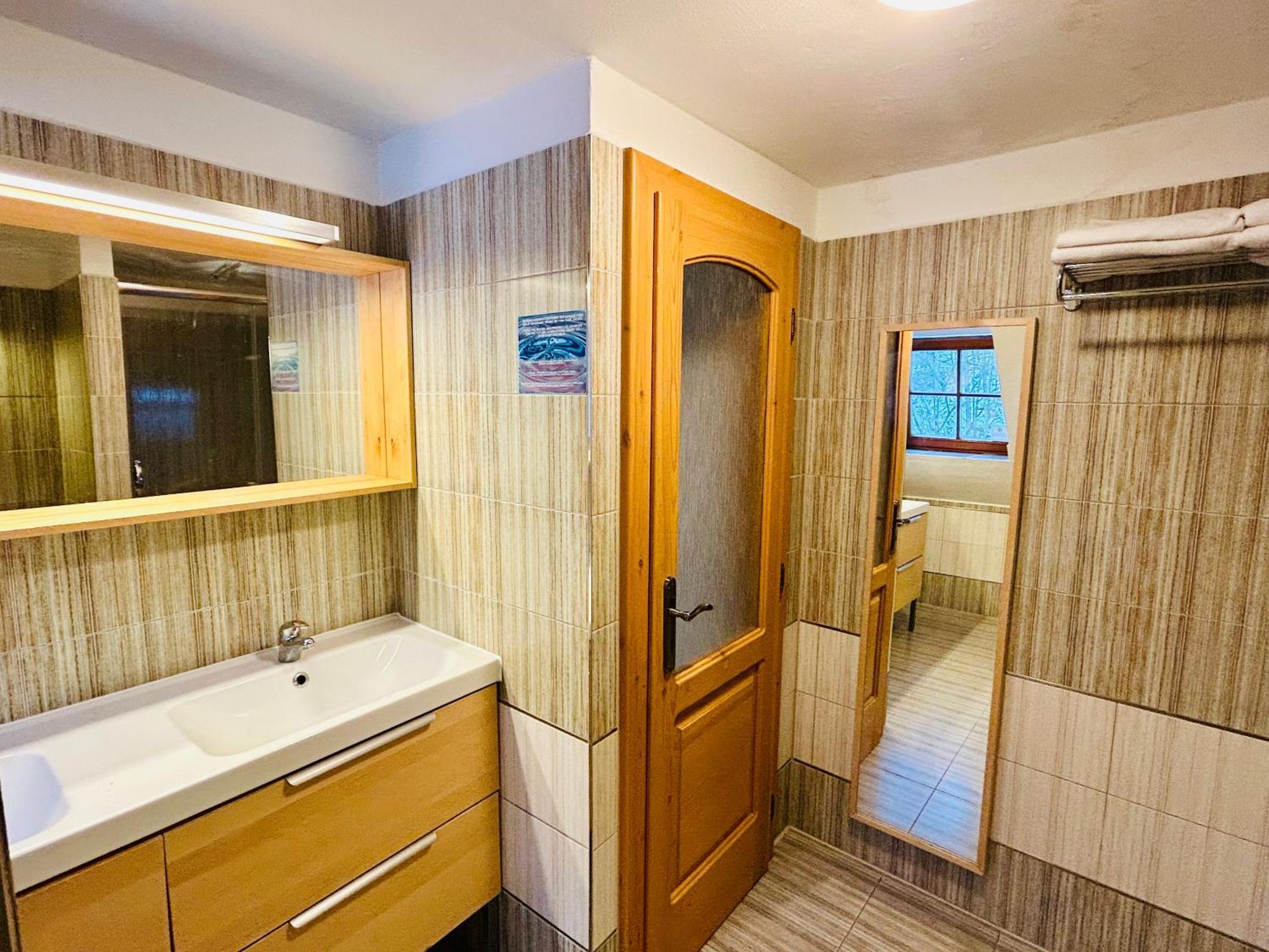 Dvur Stran & Wellness Hotel Карлови Вари Екстериор снимка