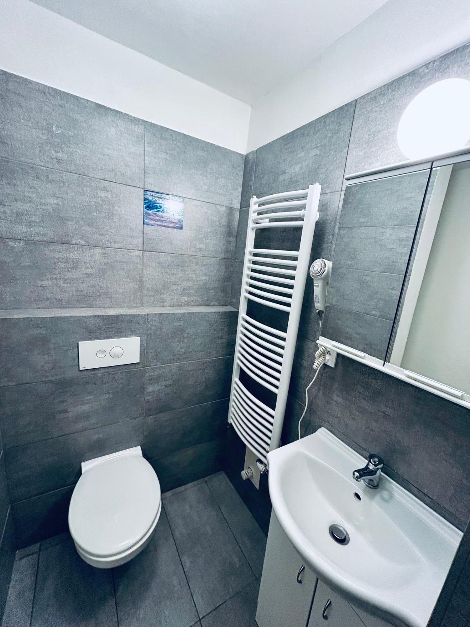 Dvur Stran & Wellness Hotel Карлови Вари Екстериор снимка