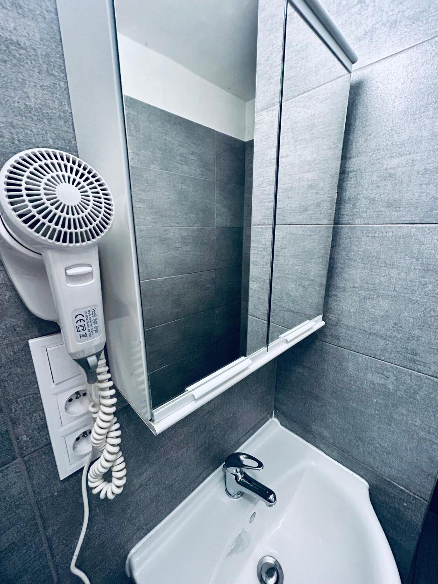 Dvur Stran & Wellness Hotel Карлови Вари Екстериор снимка