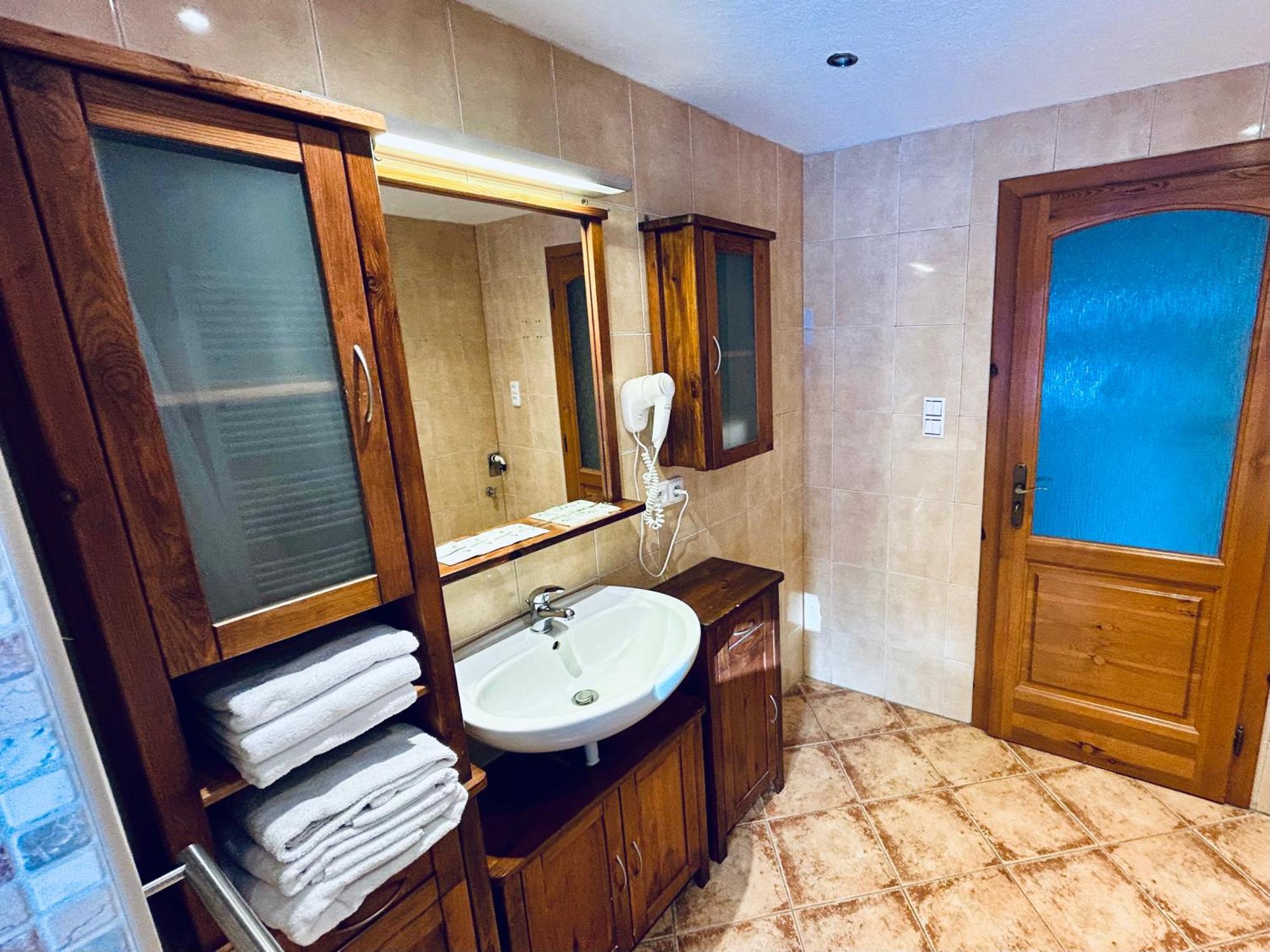 Dvur Stran & Wellness Hotel Карлови Вари Екстериор снимка