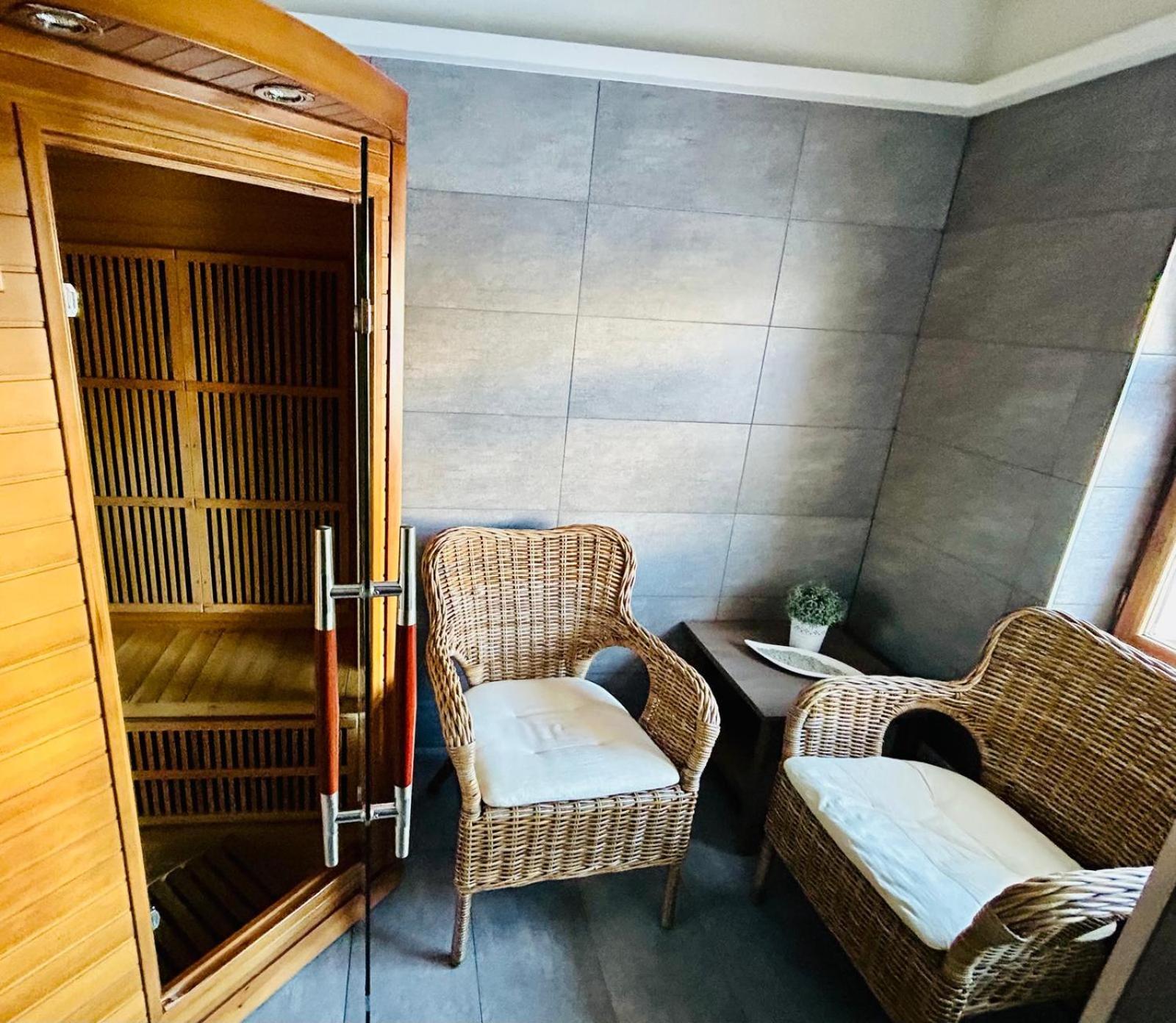 Dvur Stran & Wellness Hotel Карлови Вари Екстериор снимка