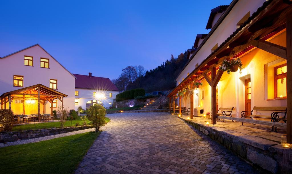 Dvur Stran & Wellness Hotel Карлови Вари Екстериор снимка